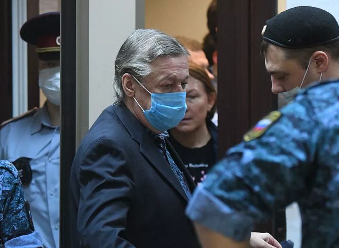 Потерпевшие по делу Ефремова отказались от иска о компенсации морального вреда