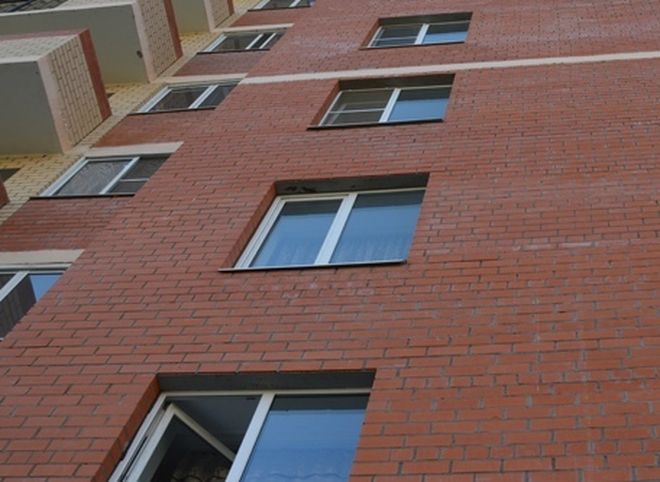 На Михайловском шоссе 58-летний мужчина выпал из окна второго этажа