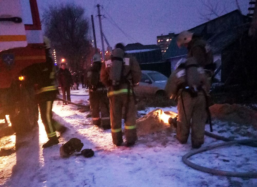 В поселке Семчино пожарные вытащили из огня пьяного мужчину