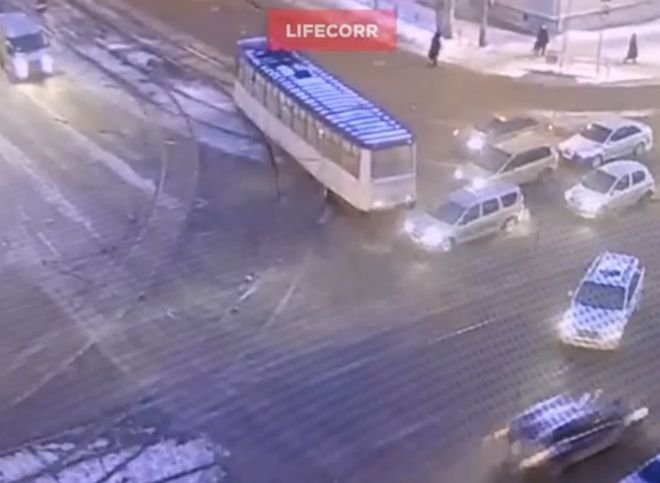 В Челябинске в час пик трамвай сошел с рельсов (видео)