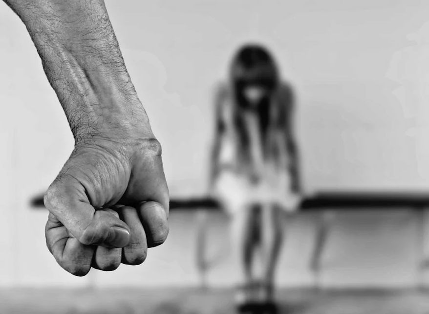 В Санкт-Петербурге 16-летнюю девушку изнасиловали отец и дедушка