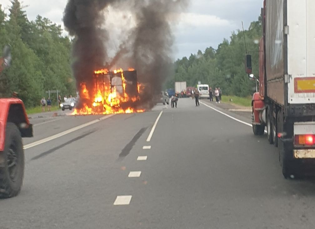 На трассе Рязань – Клепики столкнулись три машины, одна из них загорелась