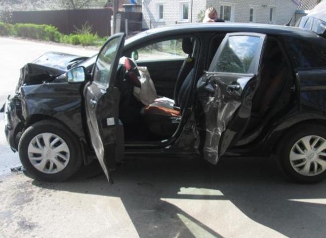 В Спасске при столкновении Lada и Mitsubishi пострадали два человека
