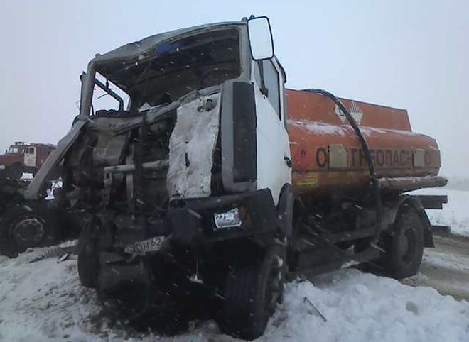 В Шиловском районе столкнулись два грузовика