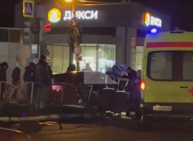 В Дашково-Песочне автомобиль пробил ограждение и вылетел на тротуар