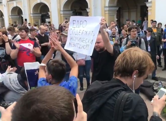 В Петербурге задержаны десятки участников пикетов за свободные выборы