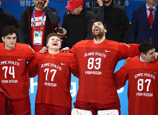 Российские хоккеисты спели гимн РФ на церемонии награждения (видео)