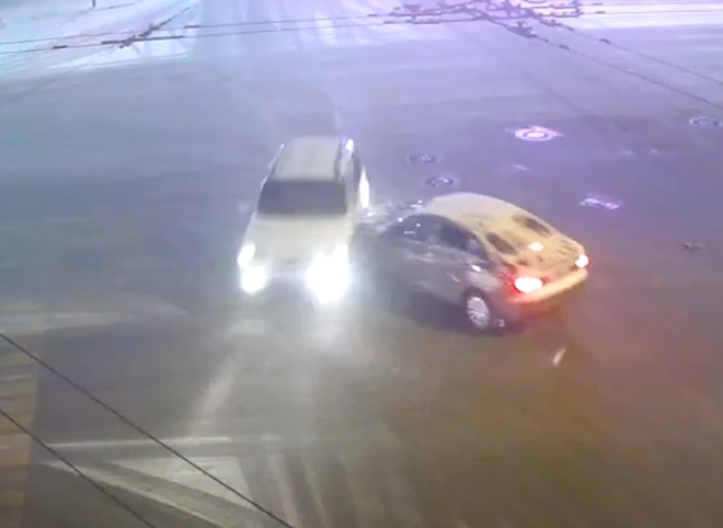 Момент ДТП с внедорожником, вылетевшим на тротуар на площади Ленина, попал на видео
