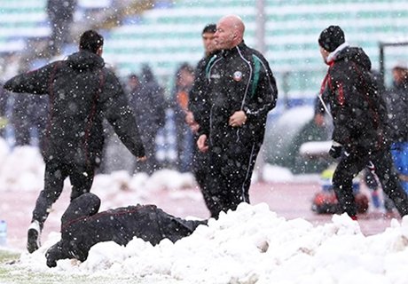 Тренера софийского ЦСКА сбили снежком на матче