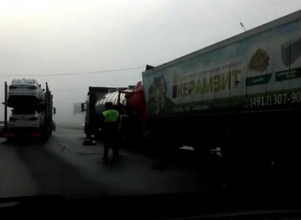 ДТП с участием двух грузовых автомобилей засняли с другого ракурса