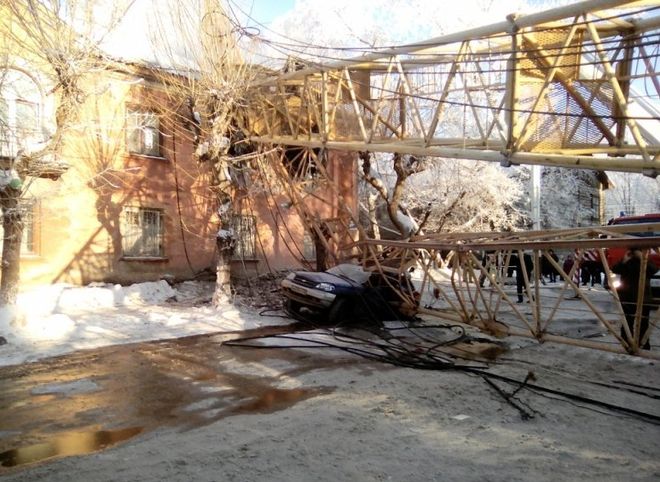 В Кирове башенный кран упал на жилой дом