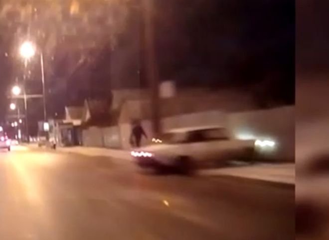 Видео: в Краснодаре пешеход чудом спасся от вылетевшего на тротуар автомобиля