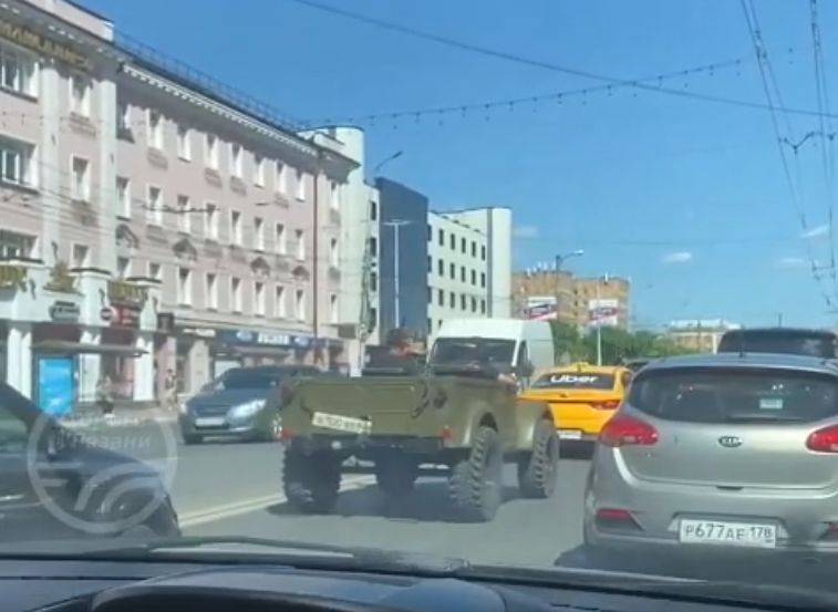 В центре Рязани засняли «военный кабриолет»