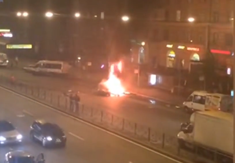 Взрыв автомобиля у метро в Петербурге попал на видео