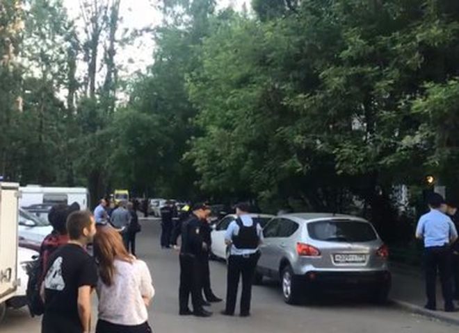 В Москве вооруженный мужчина взял в заложники семью из трех человек