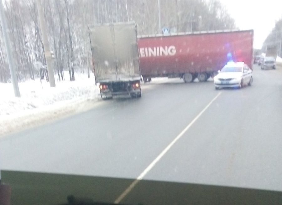 На Южной окружной дороге столкнулись два грузовика