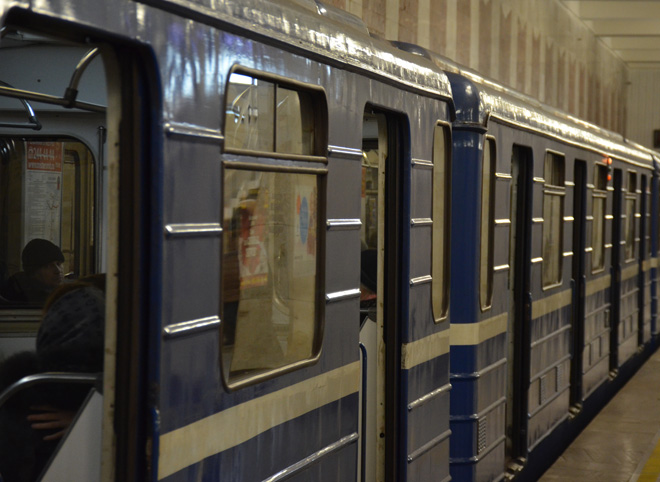 В московском метро хотят запретить сидеть, закинув ногу на ногу