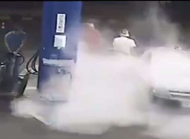 Видео: заправщик на АЗС залил пеной водителя, решившего закурить