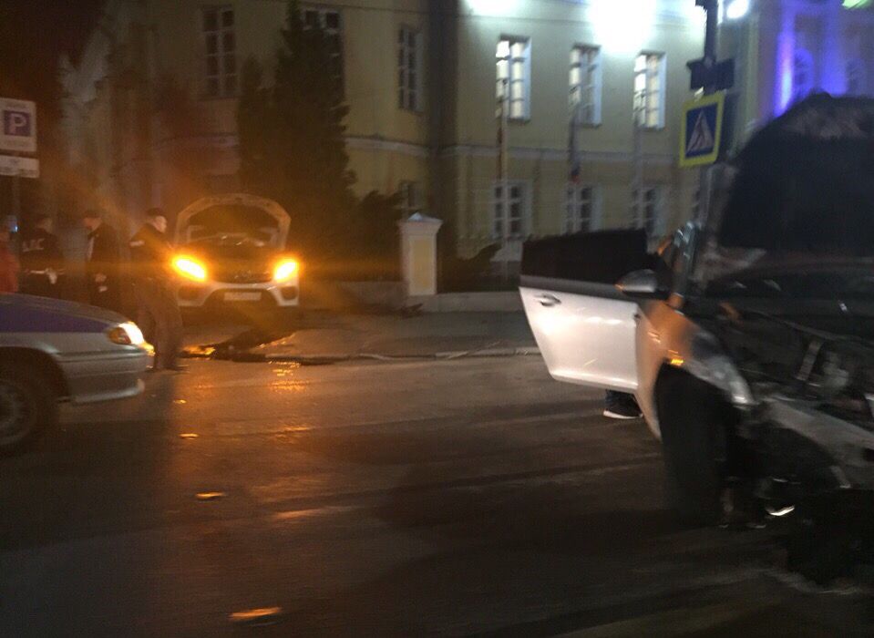 В ночном ДТП у Политеха пострадали три человека