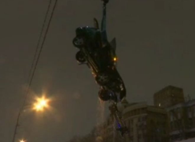 Видео: cпасатели краном достают из Москвы-реки рязанскую легковушку