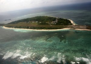 Китай расширяет надводную часть рифа архипелага Спратли