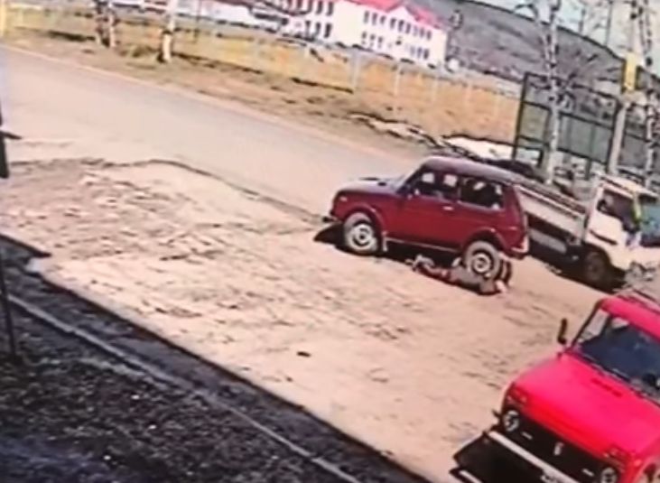 Водитель «Нивы» сбил двух пенсионерок и несколько раз проехался по ним (видео)