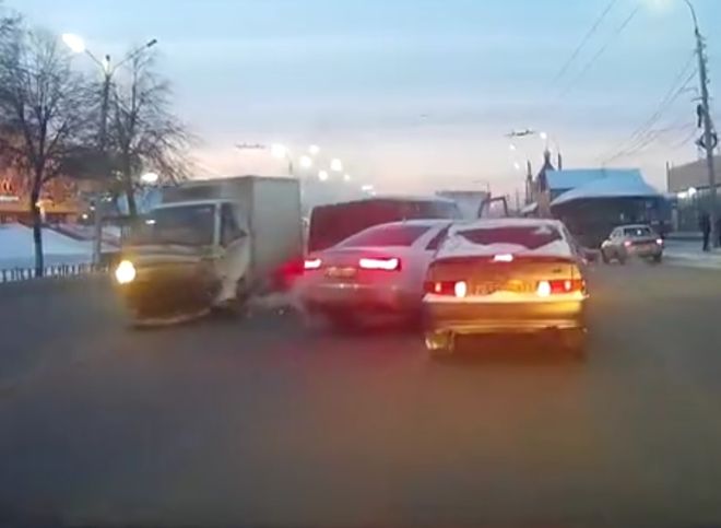 Авария из пяти машин у ТД «Барс на Московском» попала на видео