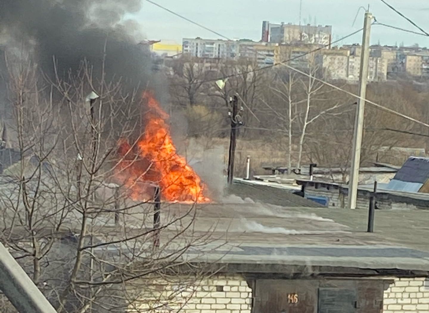 Крупный пожар в Скопине тушили три расчета