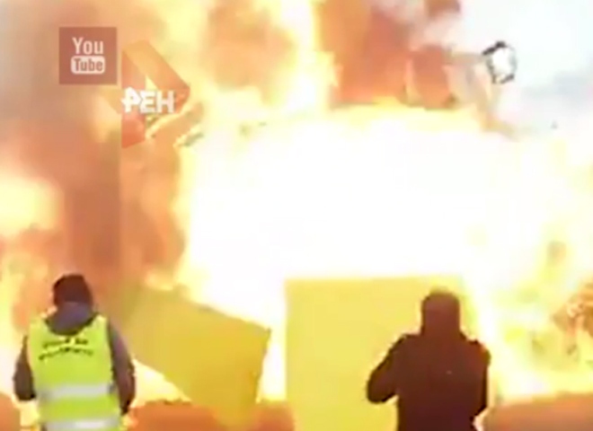 В пригороде Парижа прогремел взрыв на карнавале (видео)