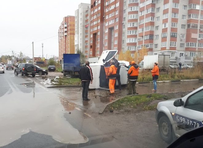 В Дашково-Песочне перевернулся автомобиль