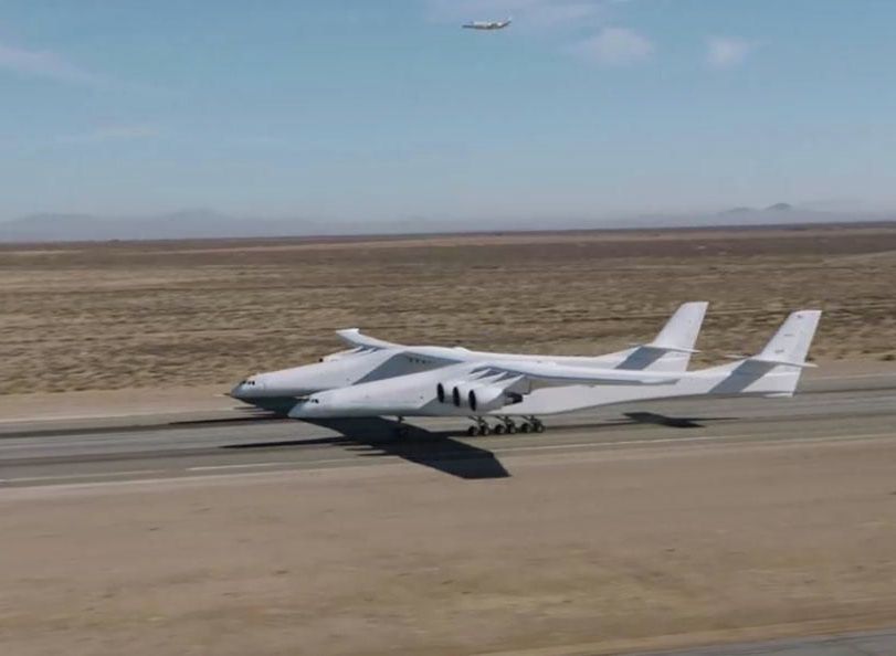 Самый большой самолет в мире совершил первый полет (видео)