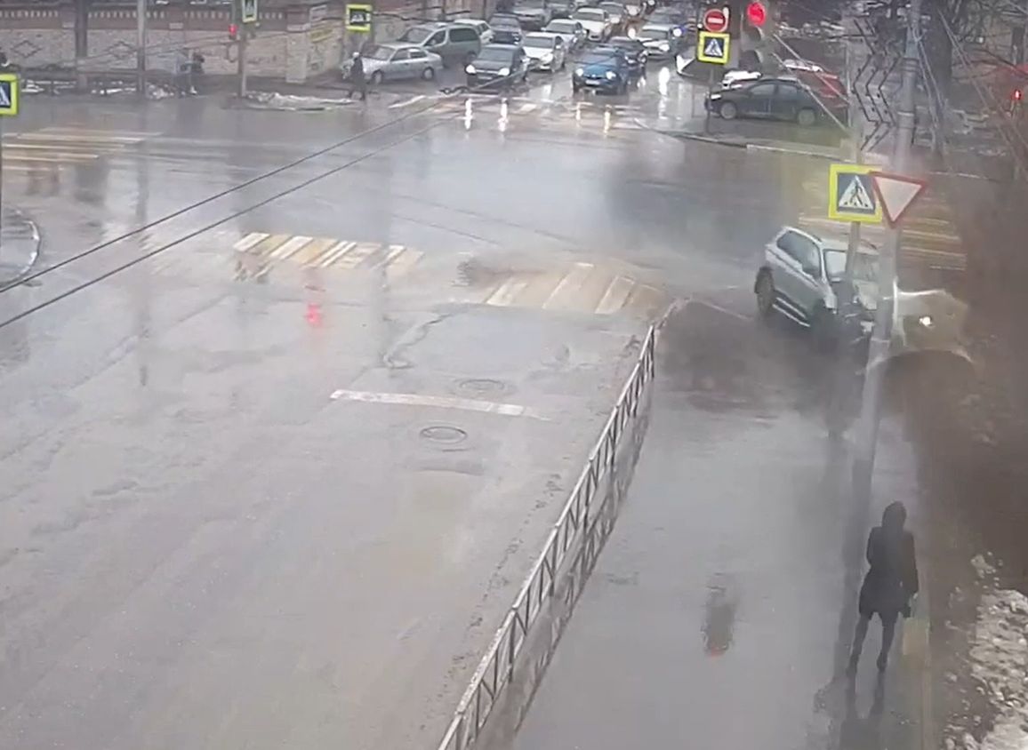Момент ДТП с иномаркой, протаранившей столб на улице Горького, показали на видео