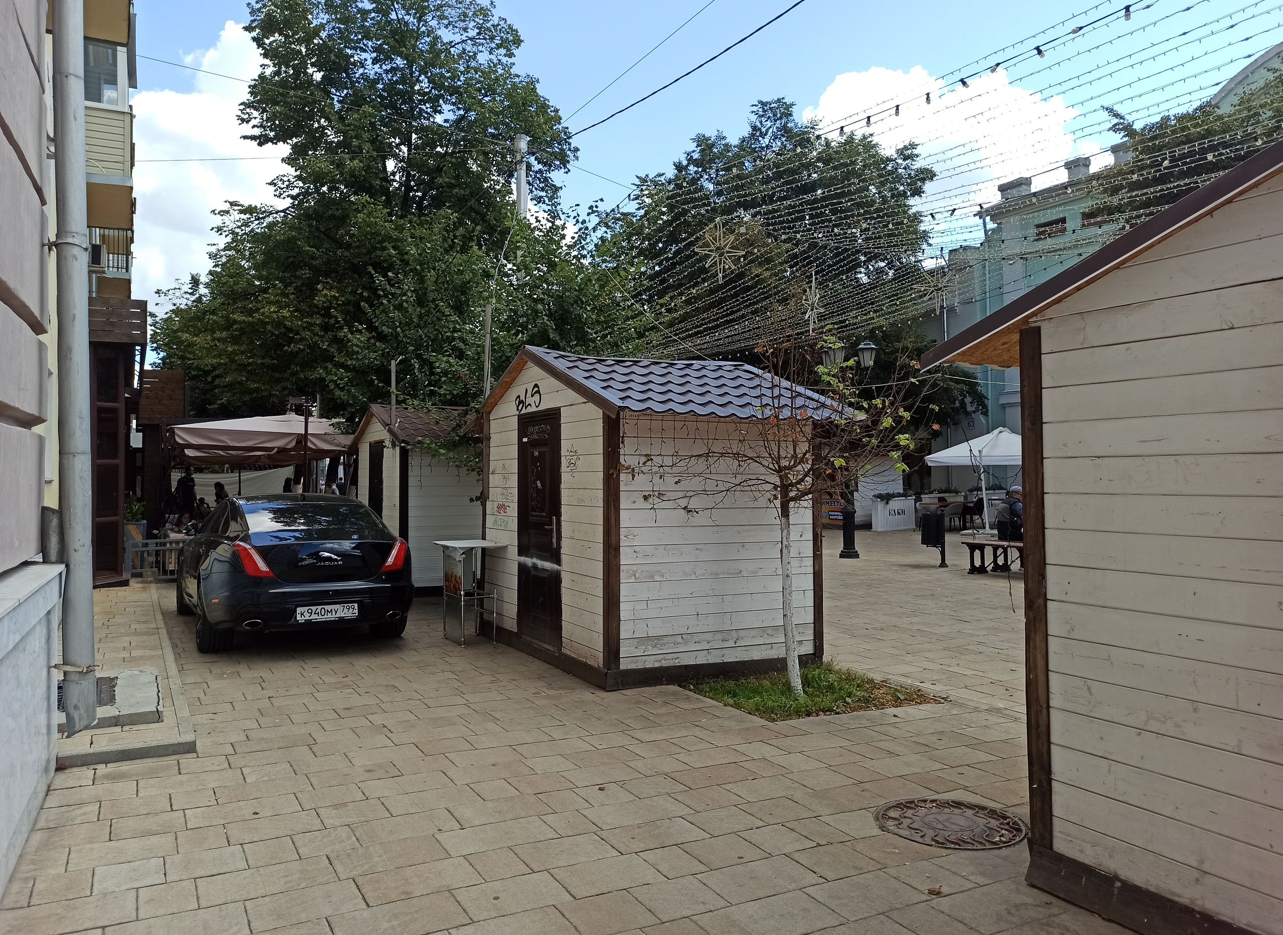 Фото: на улице Почтовой Jaguar припарковался у летней веранды кафе