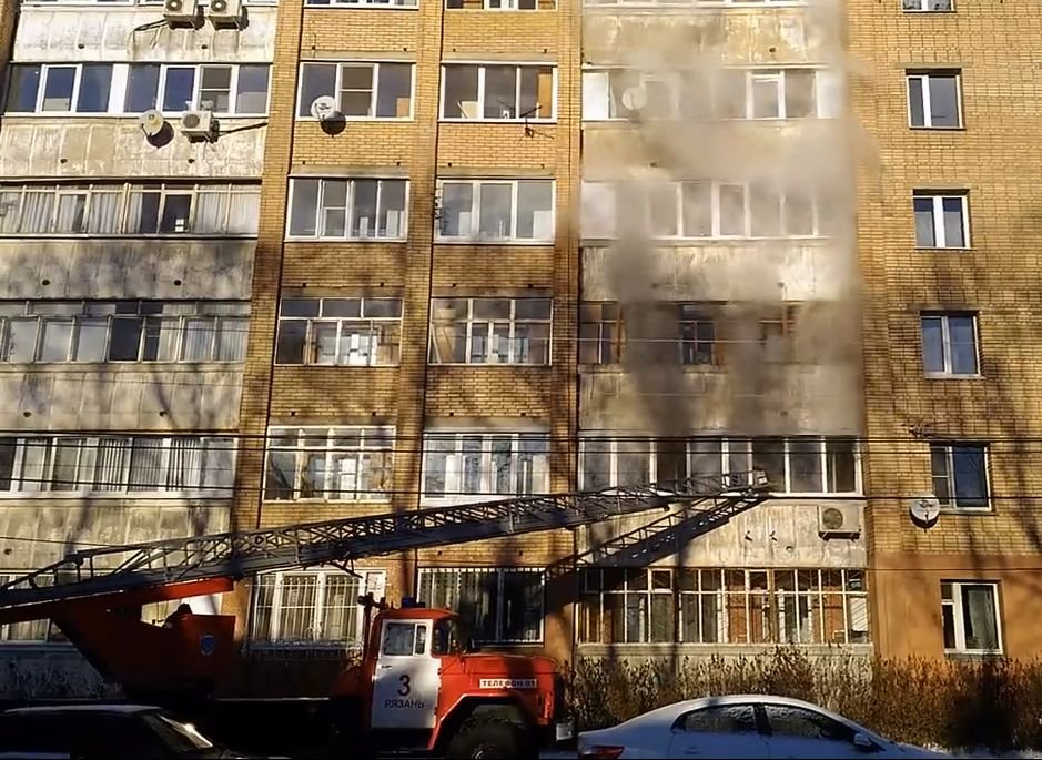 В центре Рязани загорелась квартира в многоэтажке (видео)