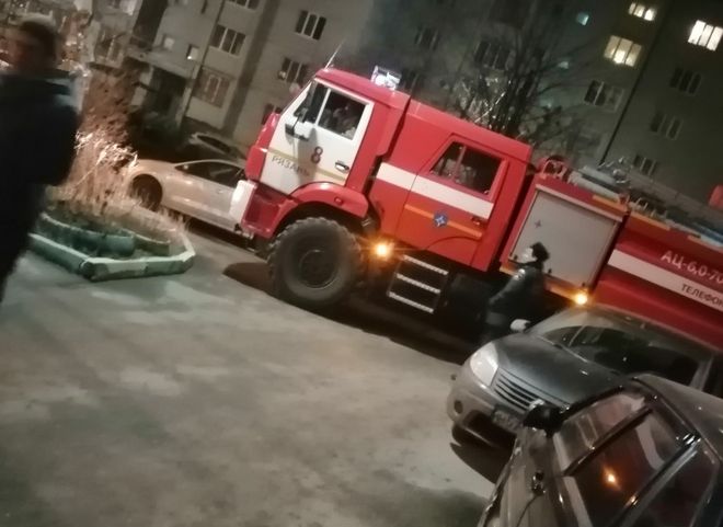 Соцсети: в Рязани припаркованные во дворе дома автомобили помешали работе сотрудников МЧС