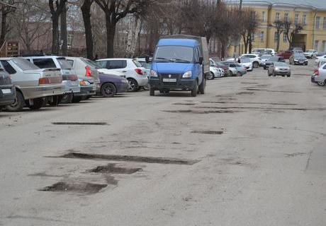 На улице Право-Лыбедской начался ямочный ремонт