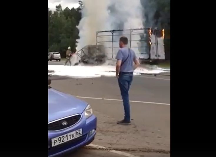 Опубликовано видео тушения грузовика на трассе Рязань – Клепики