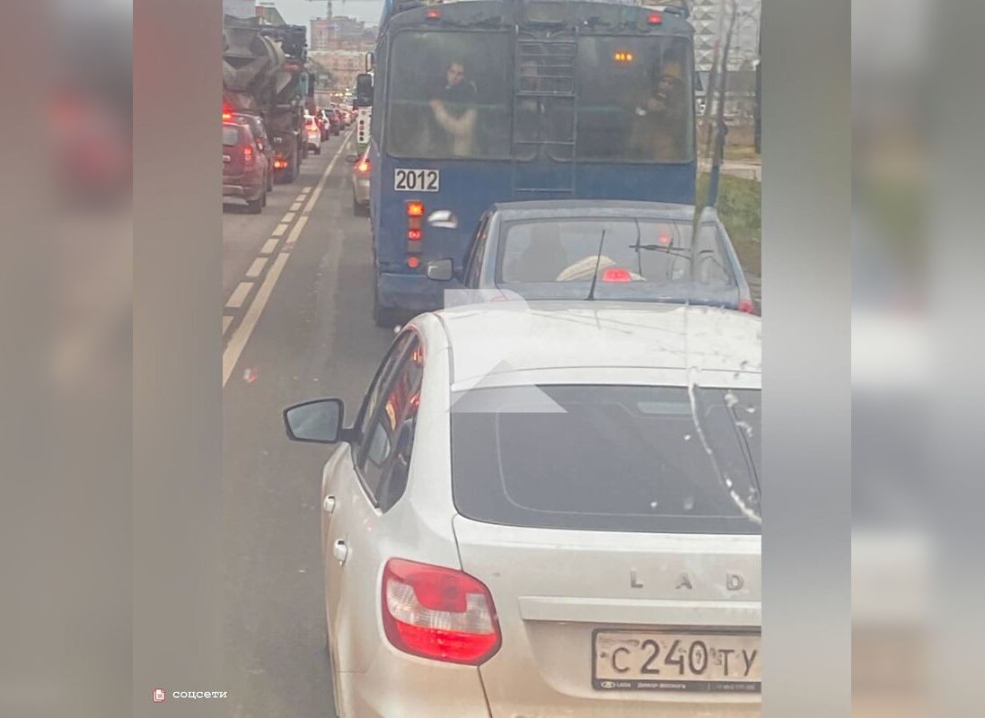 Водители легковушек вновь заполонили выделенку на Московском шоссе