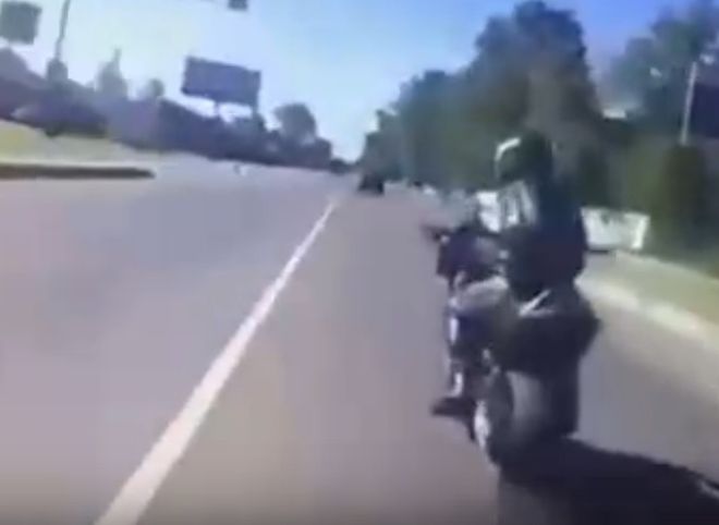 В Подмосковье полицейский погнался за мотоциклистом и попал в аварию