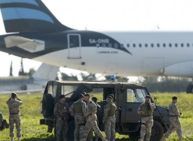 Угонщики ливийского самолета требуют освободить из тюрьмы сына Каддафи