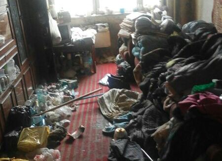 Власти Рязани отказываются убирать квартиру, в которой умерла пенсионерка