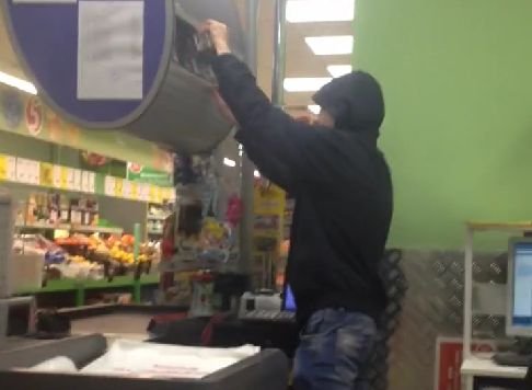 Видео: рязанский подросток крадет из супермаркета сигареты
