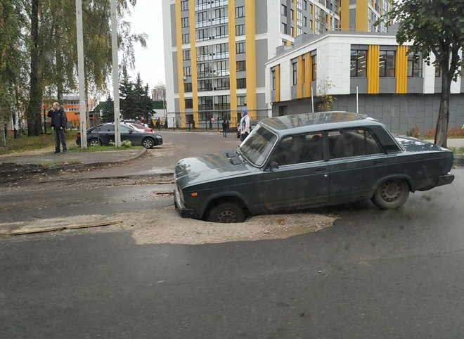 На улица Чкалова автомобиль провалился в дыру в асфальте