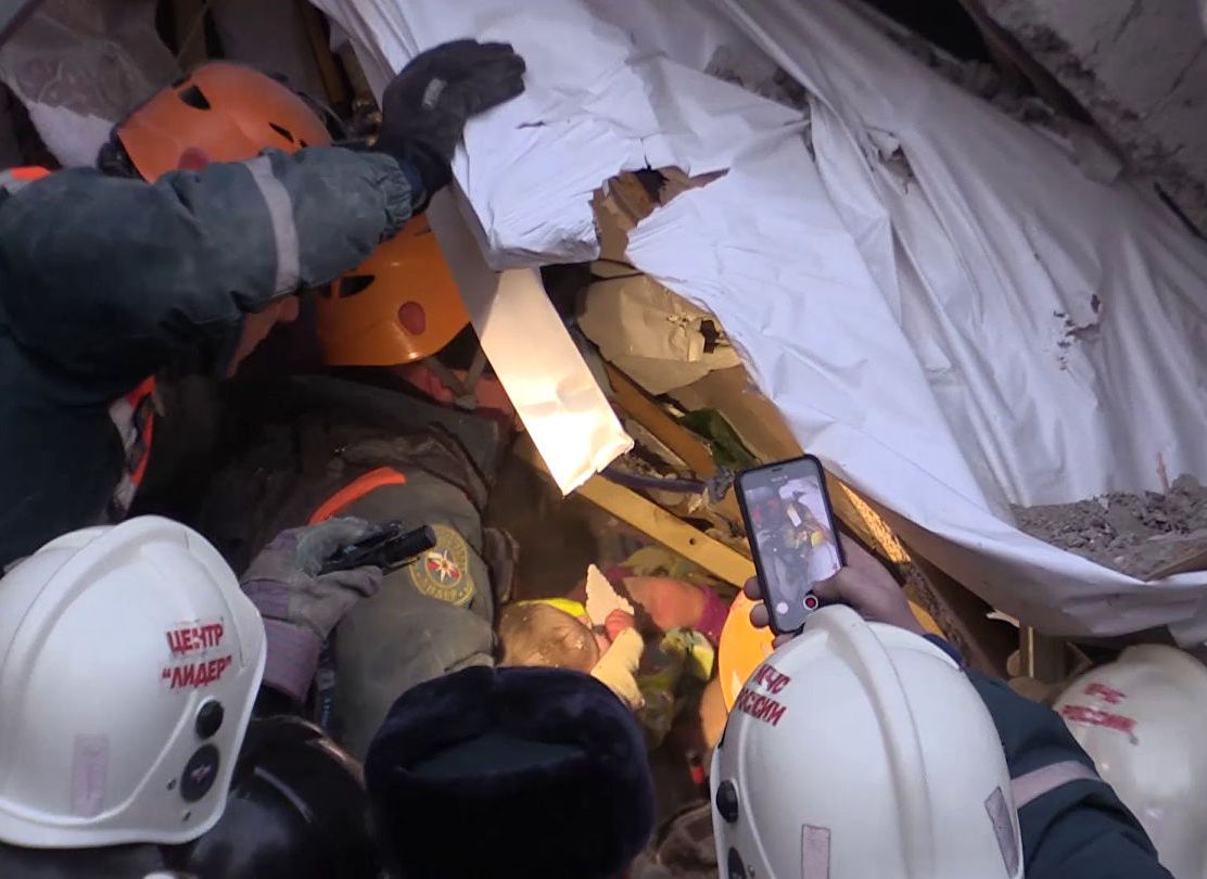 Спасатель рассказал, как вытаскивали выжившего младенца из-под завалов