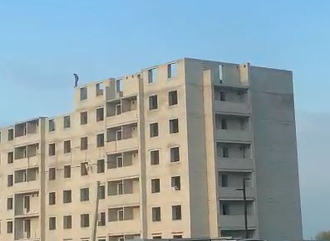 В Рязани засняли подростка на крыше строящегося дома