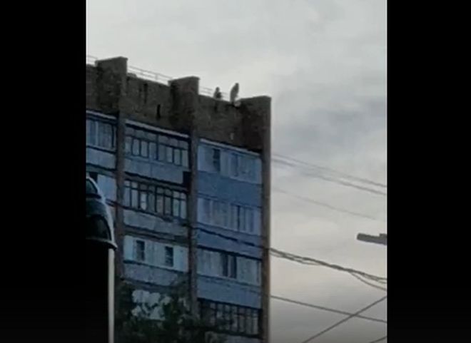 Рязанцы вызвали пожарных, чтобы снять подростков с крыши многоэтажки