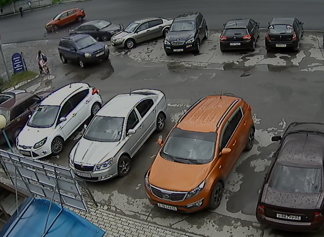 На Есенина легковушка протаранила машины на парковке (видео)