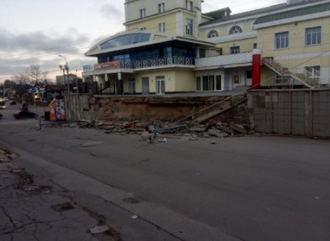 Часть ограждения-эстакады торгового центра «Рязанский» рухнула на дорогу