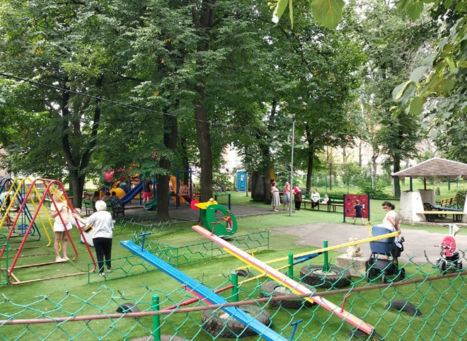 На детской площадке на улице Новоселов нашли нарушения