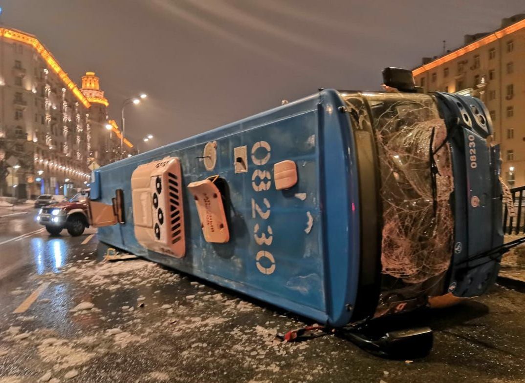 В центре Москвы перевернулся автобус